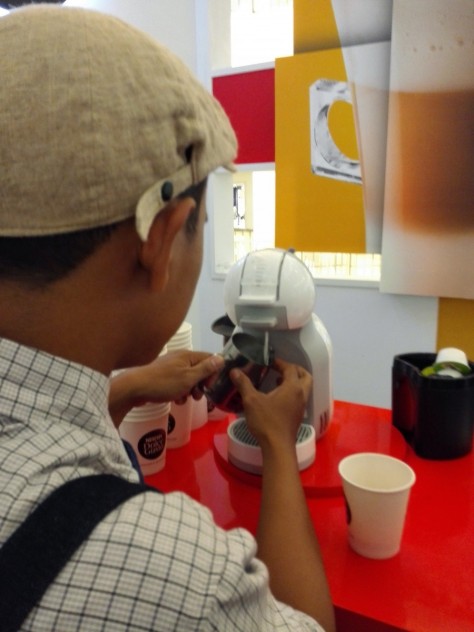 Kak Adit lagi menampung dari mesin untuk dipakai membuat Latte Art